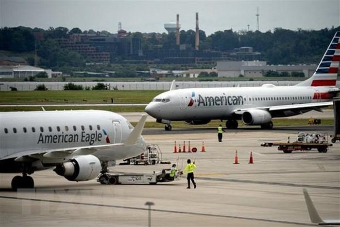 Máy bay của Hãng hàng không American Airlines và American Eagle tại Sân bay ở Arlington, Virginia, Mỹ. (Ảnh: AFP/TTXVN)