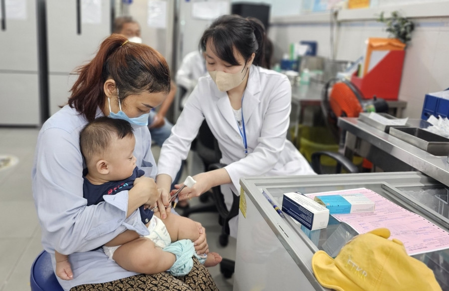 Bộ Y tế phân bổ 185.000 liều vaccine 5 trong cho 49 tỉnh, thành để tiêm miễn phí cho trẻ - Ảnh 1.