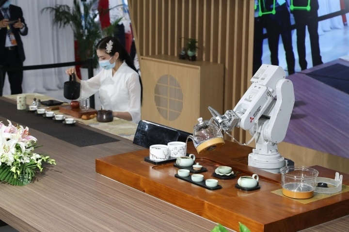Một cánh tay robot của Mitsubishi Electric mô phỏng cách pha trà của con người. (Ảnh: Getty Images)