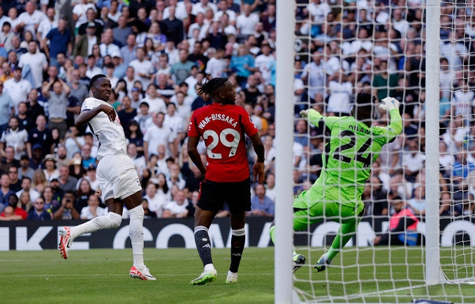 Sarr ghi bàn mở tỷ số trận Tottenham vs MU ở phút 49