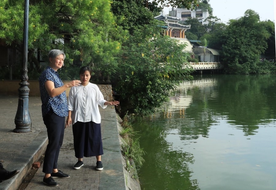 Australian Foreign Minister enjoying autumn in Hanoi hinh anh 1