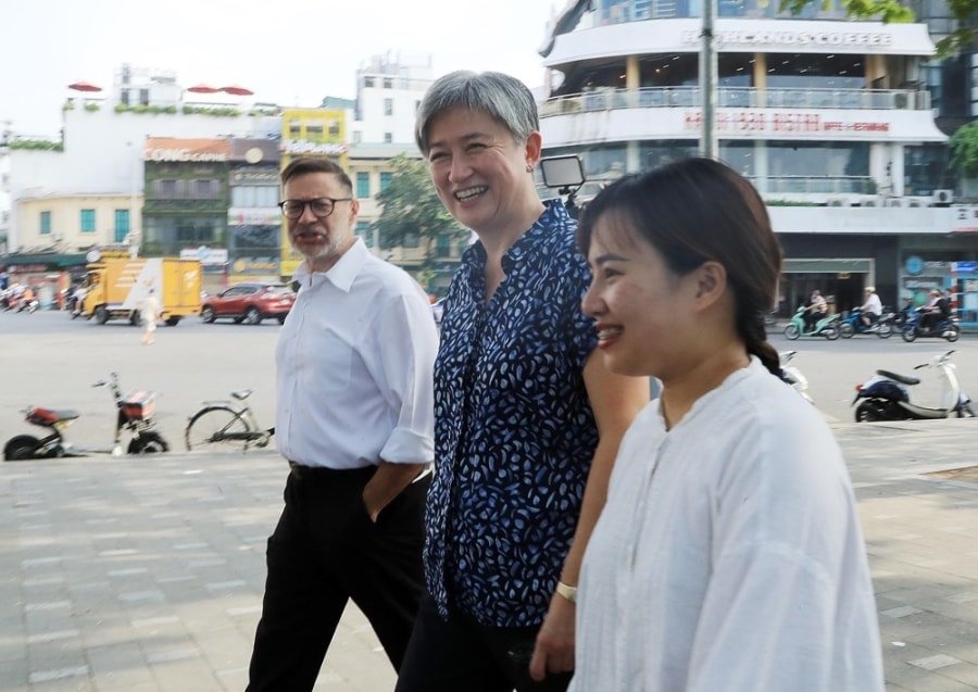 Australian Foreign Minister enjoying autumn in Hanoi hinh anh 2