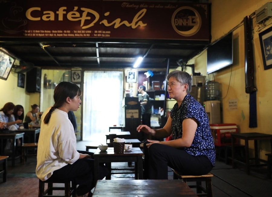 Australian Foreign Minister enjoying autumn in Hanoi hinh anh 3