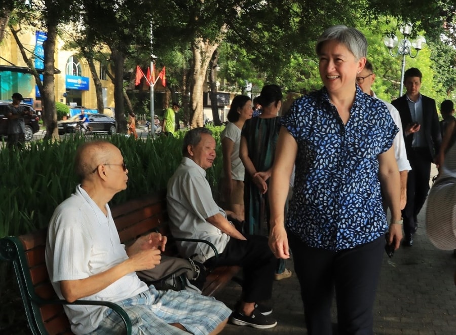 Australian Foreign Minister enjoying autumn in Hanoi hinh anh 7