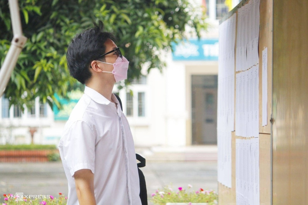 Thí sinh tìm phòng thi để làm thủ tục thi tốt nghiệp THPT ở Hà Nội, tháng 7/2022. Ảnh: Thanh Hằng