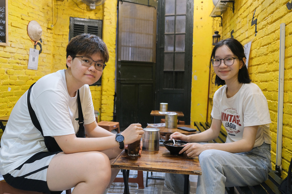 Xuân Mai (bên phải) rủ bạn đi ăn chè đậu đỏ uyên ương tại quận Hoàn Kiếm, sáng 22/8. Ảnh: Quỳnh Nguyễn