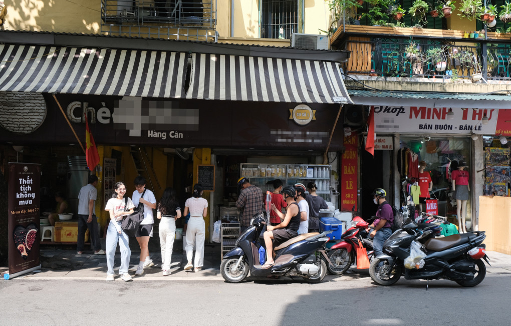 Một quán chè nổi tiếng trên phố Hàng Cân đông khách đến mua chè đậu đỏ vào sáng 22/8. Ảnh: Quỳnh Nguyễn