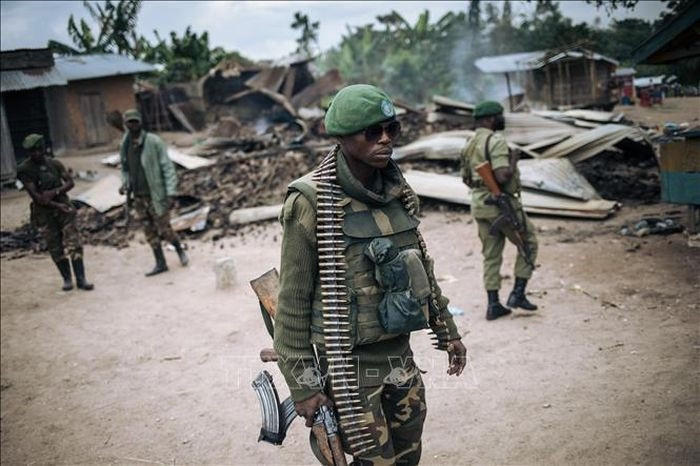 Binh sĩ quân đội CHDC Congo tuần tra tại làng Manzalaho gần Beni sau một vụ tấn công của phiến quân. Ảnh tư liệu: AFP/TTXVN
