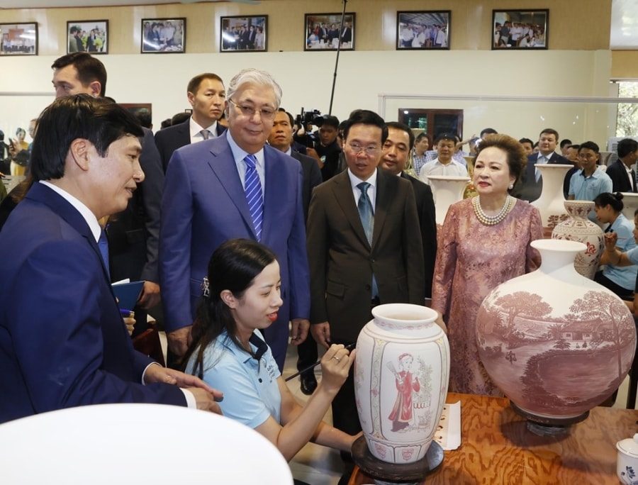 Vietnamese, Kazakh leaders visit ancient pottery village hinh anh 2