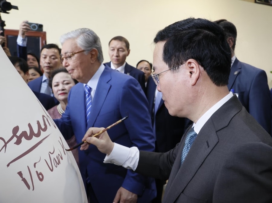 Vietnamese, Kazakh leaders visit ancient pottery village hinh anh 3