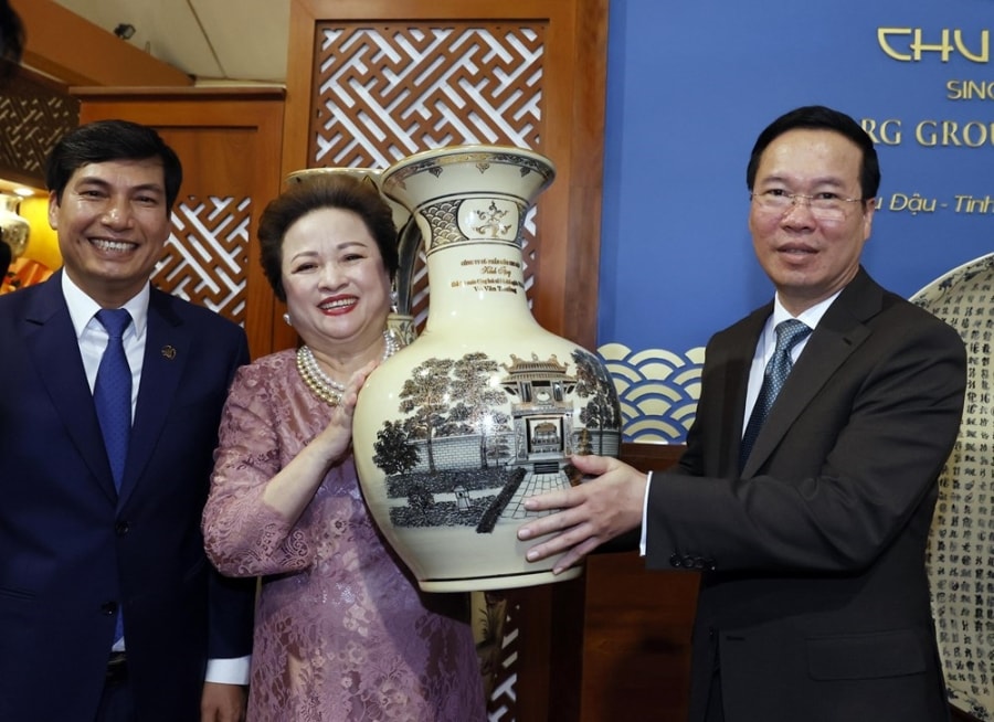 Vietnamese, Kazakh leaders visit ancient pottery village hinh anh 4