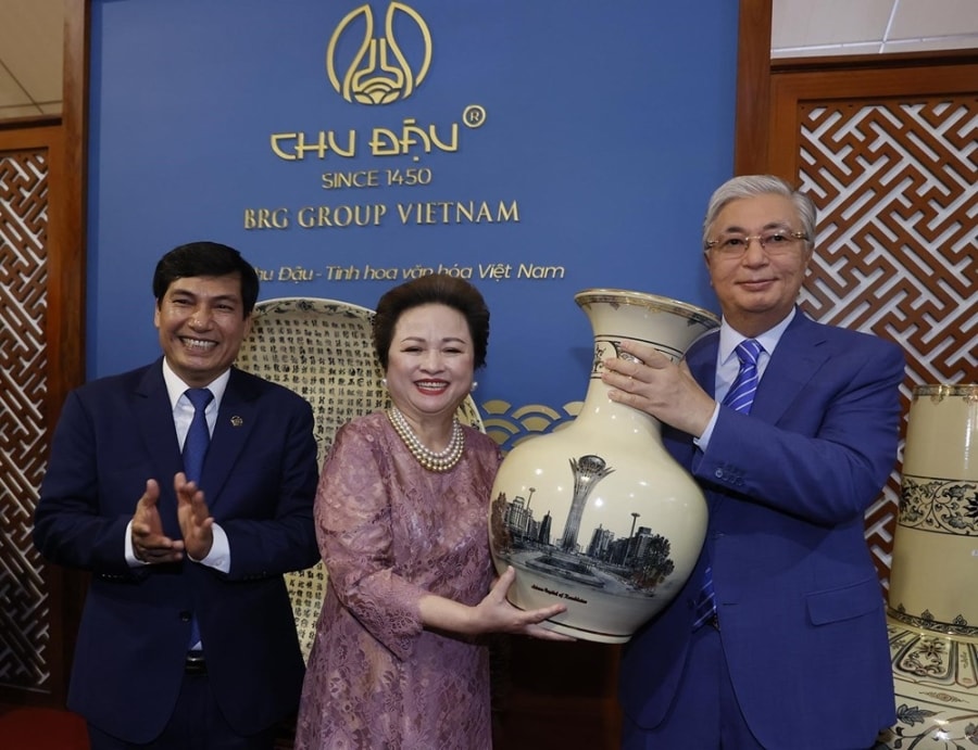 Vietnamese, Kazakh leaders visit ancient pottery village hinh anh 5