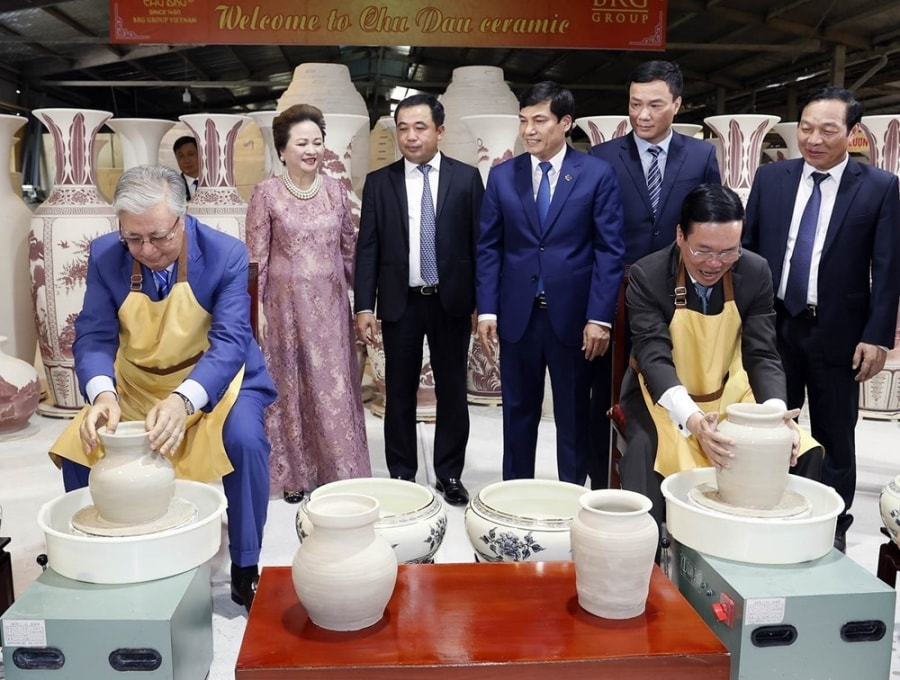 Vietnamese, Kazakh leaders visit ancient pottery village hinh anh 6