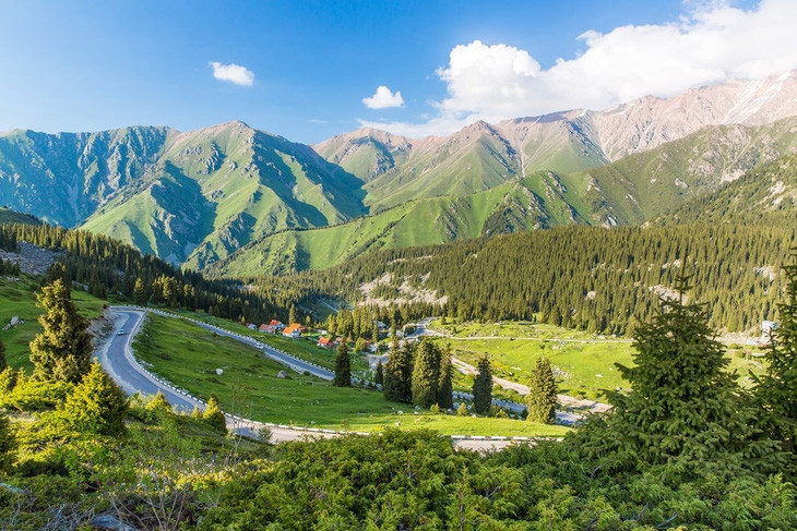 Những dãy núi ở gần thủ đô cũ Almaty, phía bắc Kazakhstan được nhiều du khách nhận xét là 