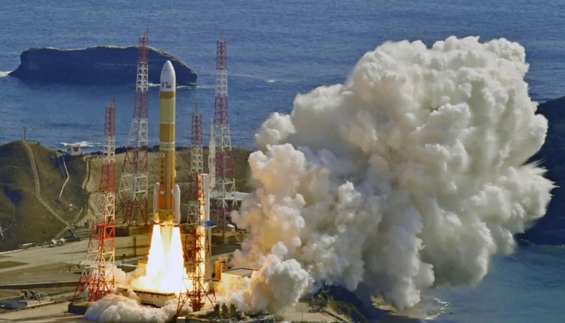 Khoảnh khắc tên lửa H3 rời bệ phóng tại trung tâm vũ trụ Tanegashima ngày 7/3. Ảnh: Reuters
