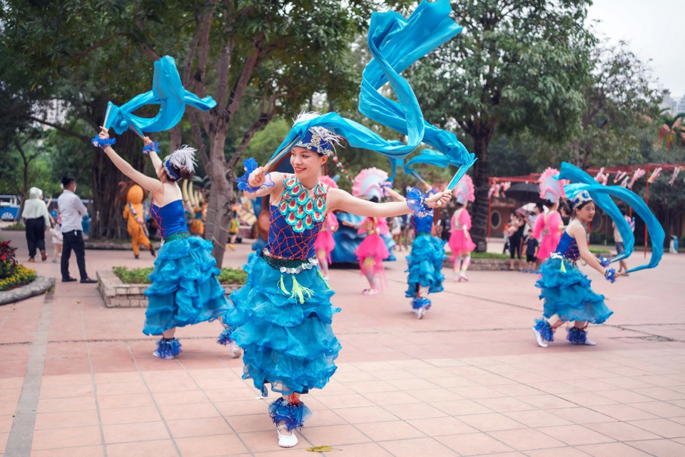 Biểu diễn vũ điệu Hula-la tại Công viên Thiên đường Bảo Sơn. Ảnh: Hoài Nam