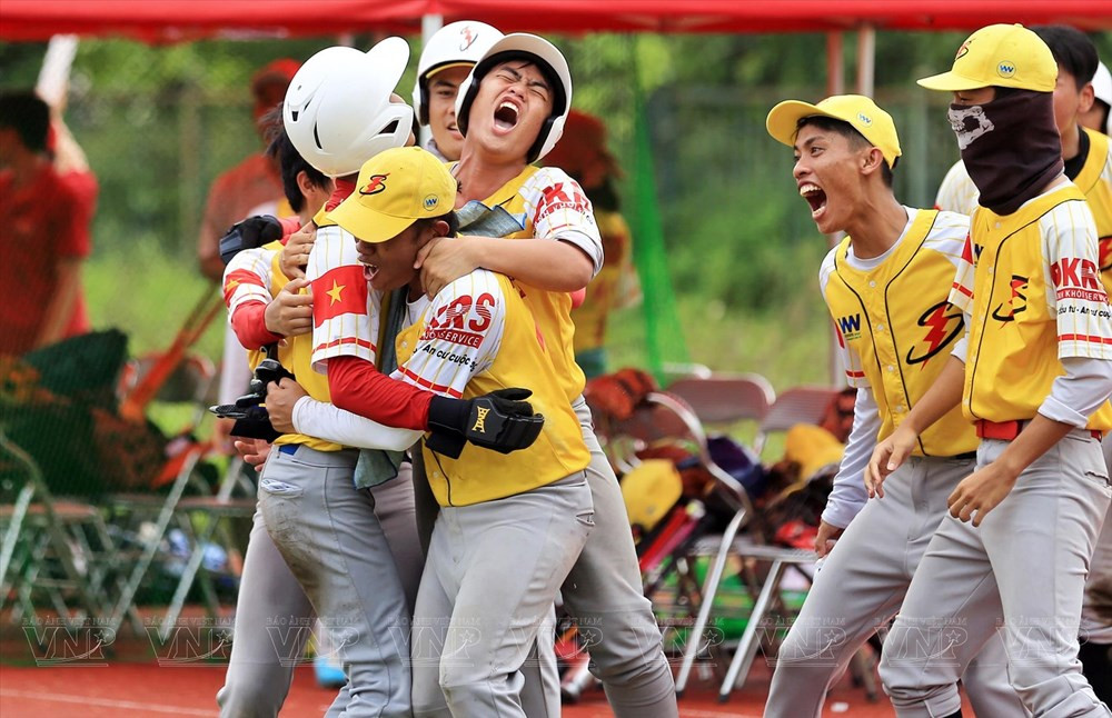 Baseball winning over young Vietnamese hinh anh 4