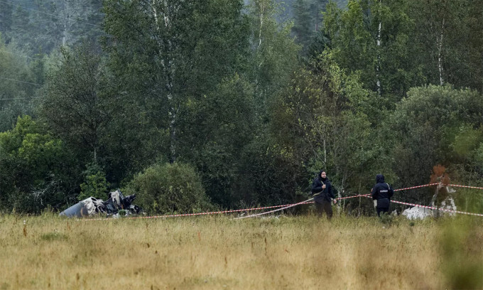 Điều tra viên tại hiện trường vụ rơi máy bay ở tỉnh Tver, Nga ngày 23/8. Ảnh: RIA Novosti