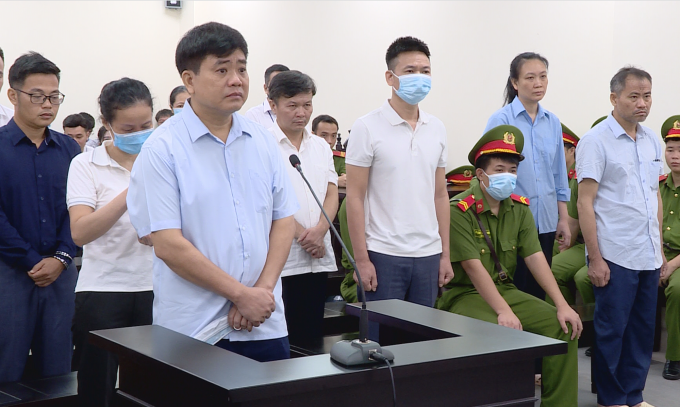 Cựu Chủ tịch Hà Nội Nguyễn Đức Chung và các bị cáo tại tòa. Ảnh: Danh Lam