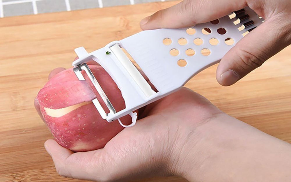 Chiếc dao bào thường có 2 lưỡi và lưỡi dao bào không được gắn cố định vào dao điều này sẽ giúp người dùng có thể cạo vỏ trái cây dễ dàng hơn khi kéo dao cạo xuống và đẩy lên chỉ trong 1 đường.