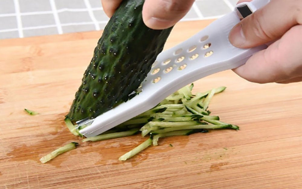 Nếu muốn thái các loại rau củ như su hào, đu đủ, dưa chuột… thành sợi để làm các món nộm thì hãy dùng đến những chiếc lỗ sắt nhỏ ở phần thân dao. Nó sẽ giúp việc bếp núc của trở nên đơn giản và dễ dàng hơn nhiều.