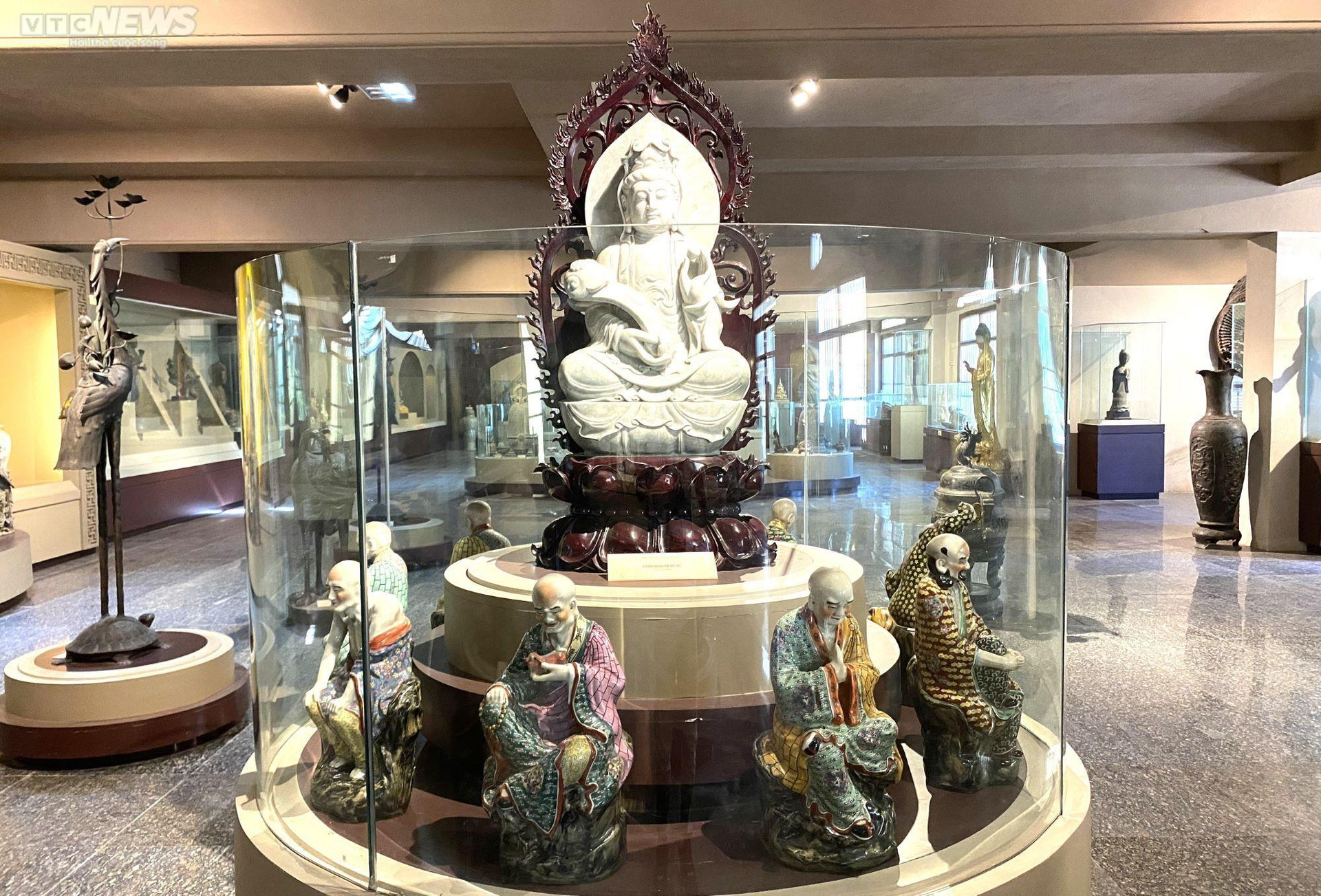 Bảo tàng còn lưu giữ nhiều bộ tượng Phật quý hiếm với rất nhiều chất liệu như gỗ, ngọc, đồng, sắt, đá… Trong đó, nhiều tượng được các chuyên gia giám định đánh giá là ngang tầm bảo vật quốc gia, có giá trị đặc biệt về mặt nghệ thuật lẫn giá trị tạo hình. Nổi bật như tượng bạch ngọc 