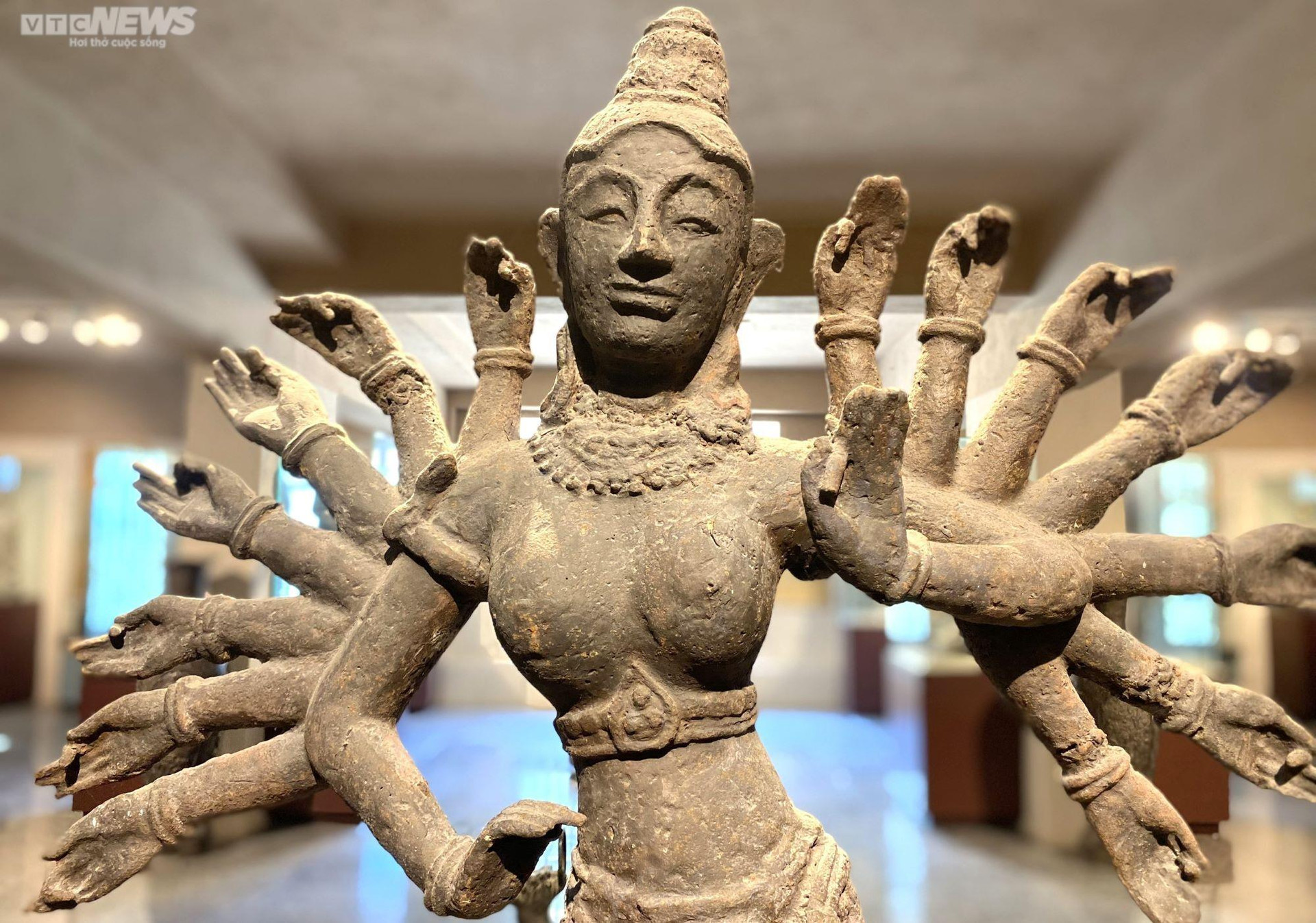 Các cổ vật như tượng Phật, mộc bản kinh Phật, đồ thờ cúng, nhạc khí… có niên đại từ thế kỷ VII-VIII cho đến cuối thế kỷ XIX, đầu thế kỷ XX được trưng bày tại bảo tàng.
