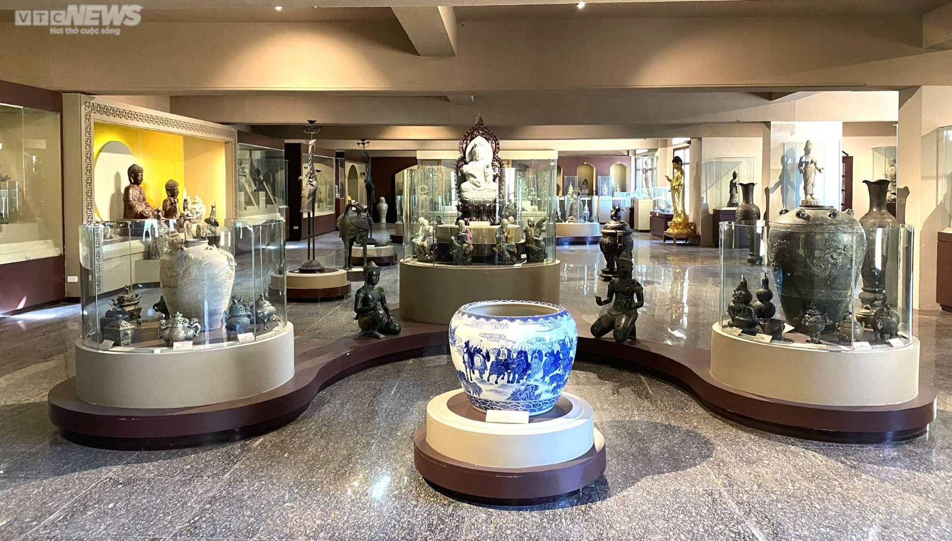 Chính thức mở cửa đón khách tham quan từ năm 2016, Bảo tàng Văn hóa Phật giáo hiện trưng bày hơn 500 cổ vật về Phật giáo. Các cổ vật phản ánh nghệ thuật Phật giáo Việt Nam và một số quốc gia Châu Á được các trụ trì chùa Quán Thế Âm dày công sưu tầm trong hơn 20 năm qua. Nhiều hiện vật có niên đại trong vài ba thập kỷ gần đây, nhưng cũng có hiện vật có niên đại từ thế kỷ VII, VIII.