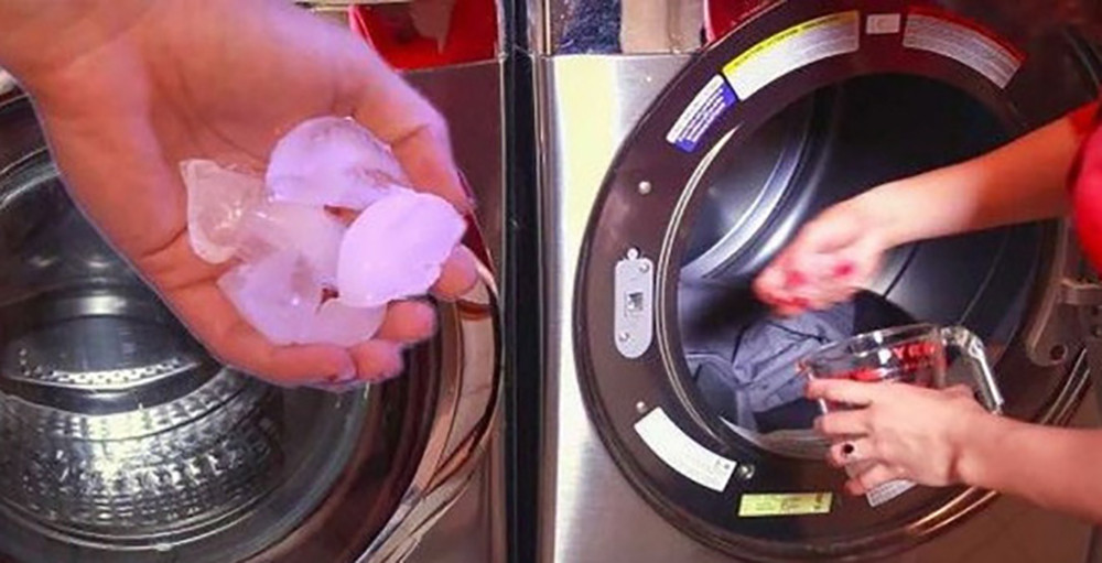Cho đá lạnh vào máy giặt sẽ có kết quả bất ngờ.
