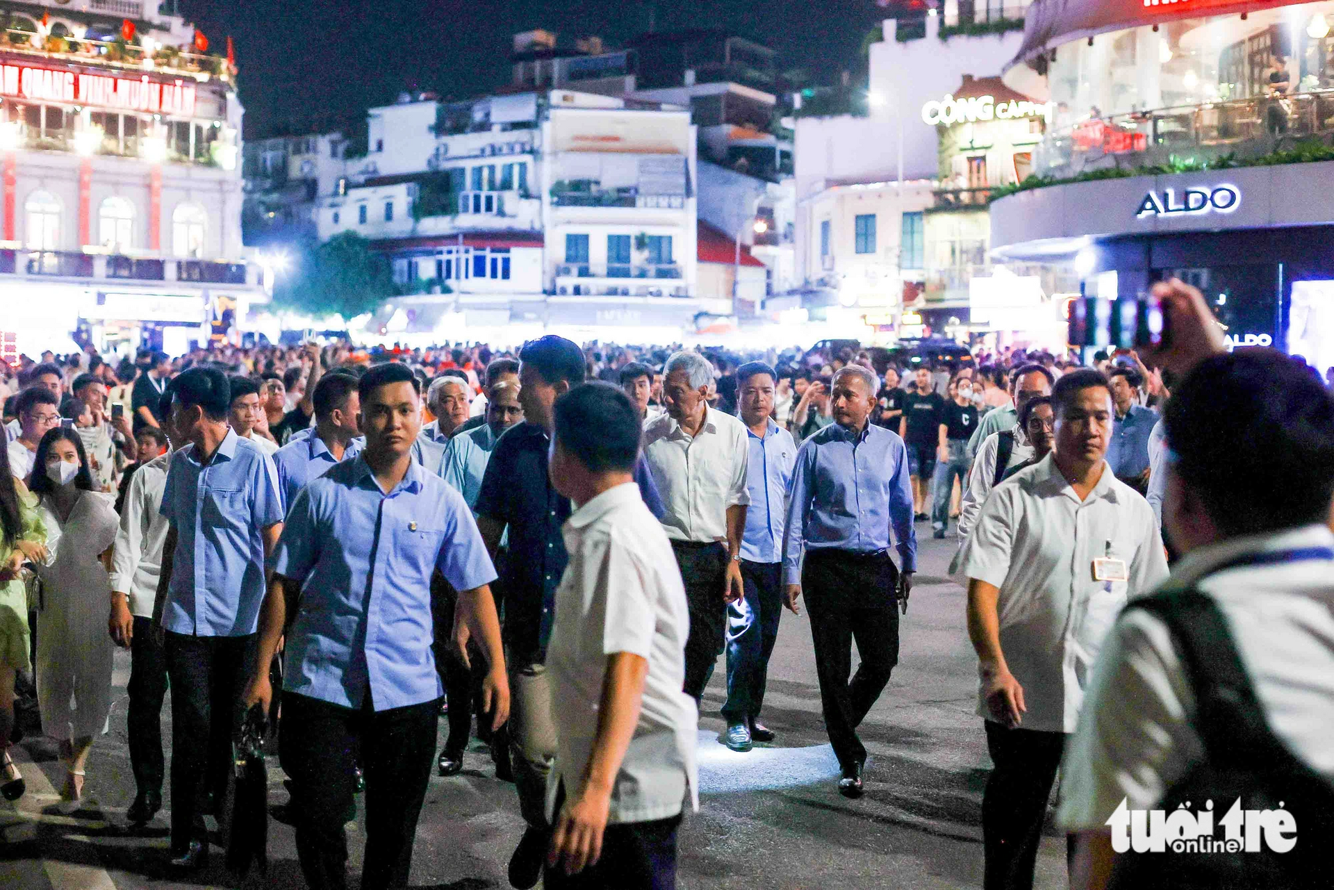Đúng 9h tối, Thủ tướng Lý Hiển Long và các quan chức Singapore có mặt tại Hồ Gươm - Ảnh: NGUYỄN KHÁNH