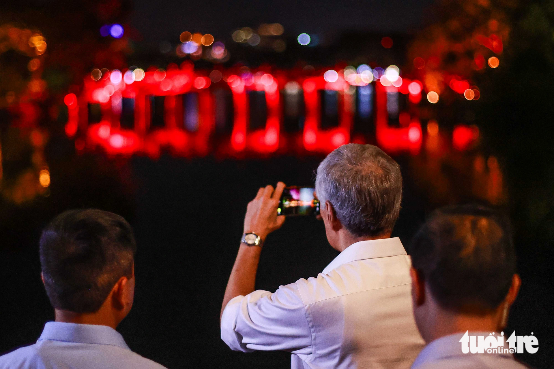 Thủ tướng Lý Hiển Long chụp lại cầu Thê Húc dưới ánh đèn vào buổi tối - Ảnh: NGUYỄN KHÁNH