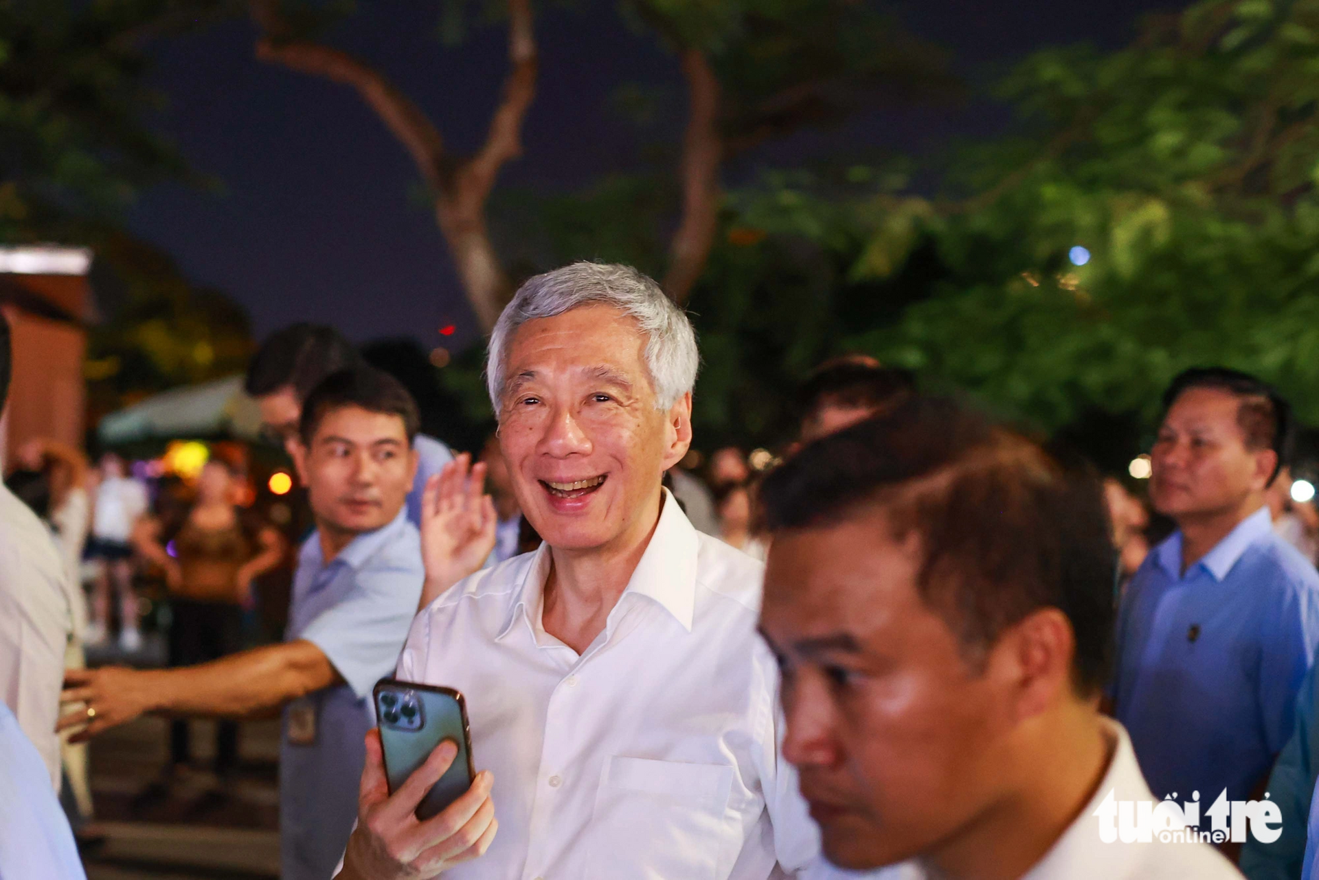 Thủ tướng Lý Hiển Long tỏ ra thích thú khi được đi dạo tối tại Hồ Gươm - Ảnh: NGUYỄN KHÁNH