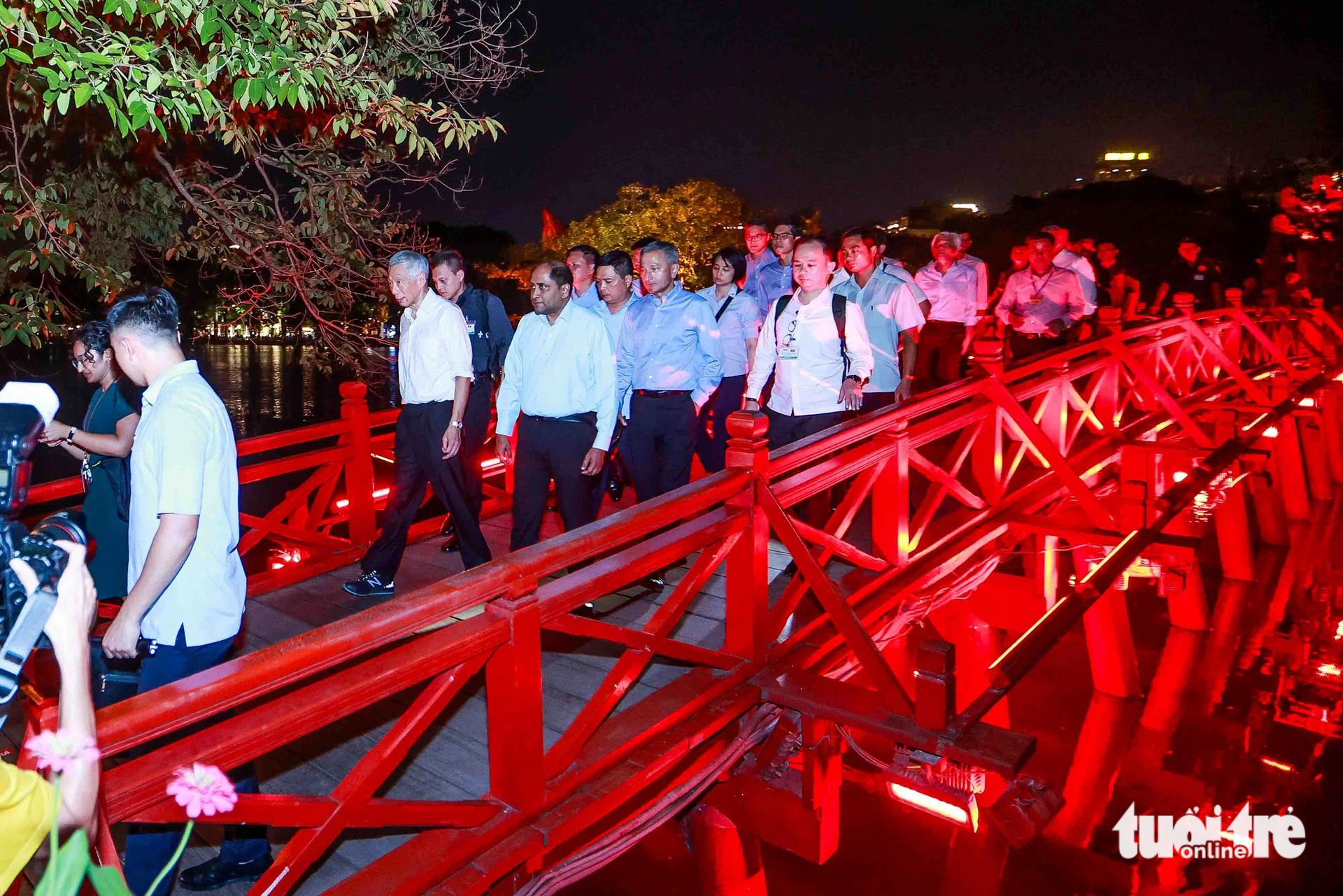 Thủ tướng Lý Hiển Long đi bộ trên cầu Thê Húc - Ảnh: NGUYỄN KHÁNH