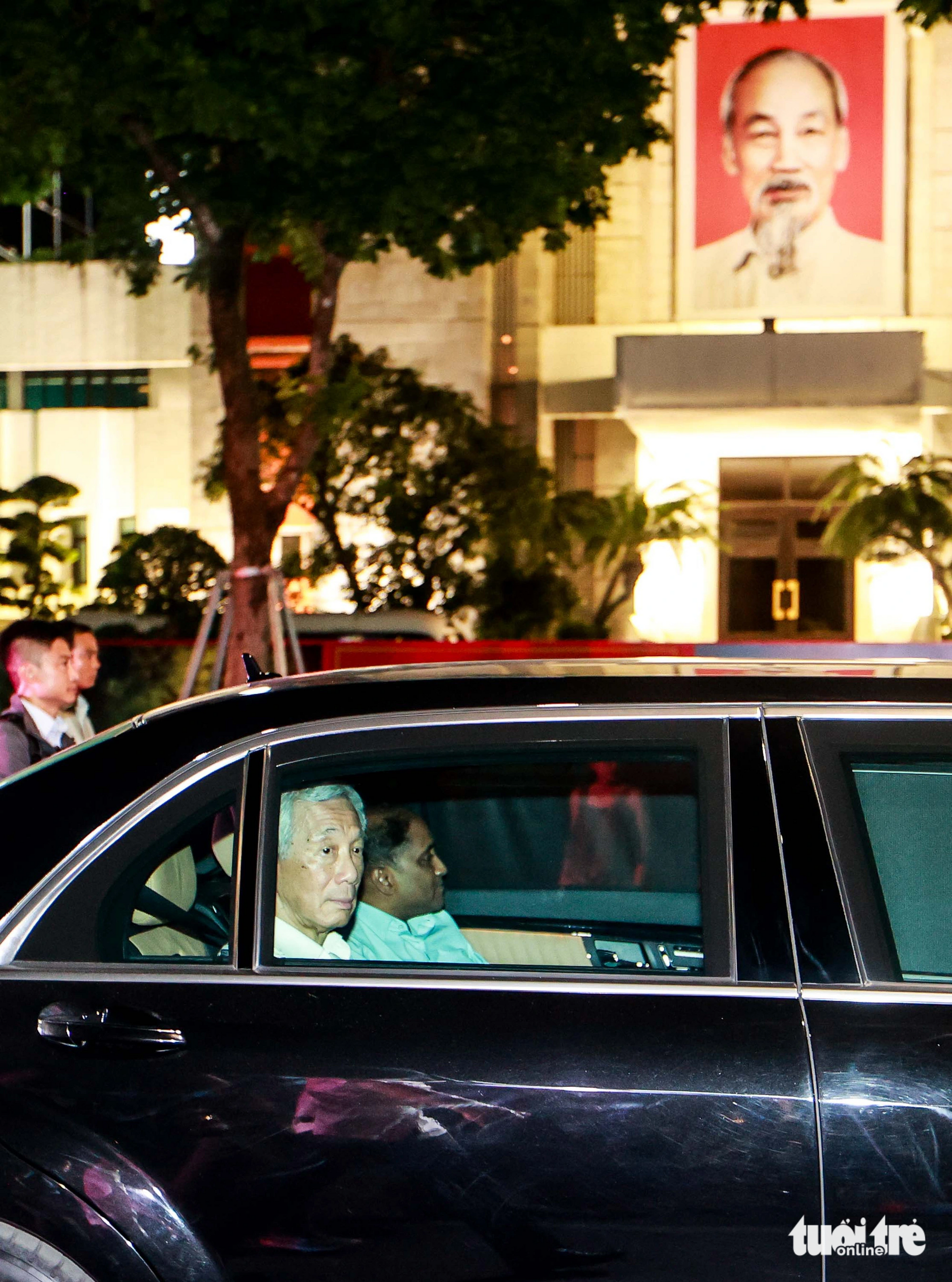 Thủ tướng Lý Hiển Long rời đền Ngọc Sơn sau khoảng 20 phút tham quan, trong ảnh xe của thủ tướng Singapore đang đi qua trụ sở UBND TP. Hà Nội - Ảnh: NGUYỄN KHÁNH