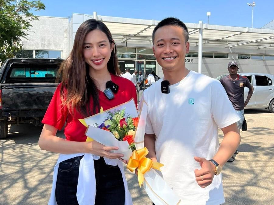 Quang Linh nhiều lần đồng hành cùng Hoa hậu Thuỳ Tiên trong các chuyến từ thiện ở Châu Phi.