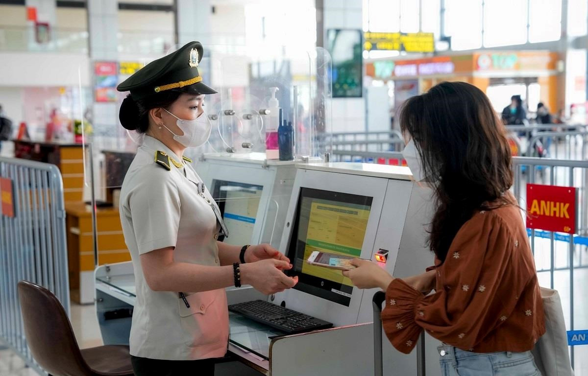 Công tác đảm bảo an ninh hàng không đượt siết chặt tại tất cả các khâu tại Cảng Hàng không quốc tế Nội Bài. (Ảnh: PV/Vietnam+)