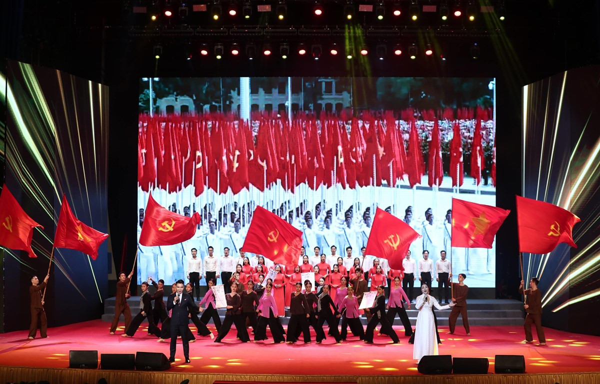 Chương trình nghệ thuật tại Hội nghị Tuyên dương Gương Điển hình tiên tiến trong lĩnh vực Văn hóa Toàn quốc năm 2023. (Ảnh: Nam Nguyễn/Vietnam+)