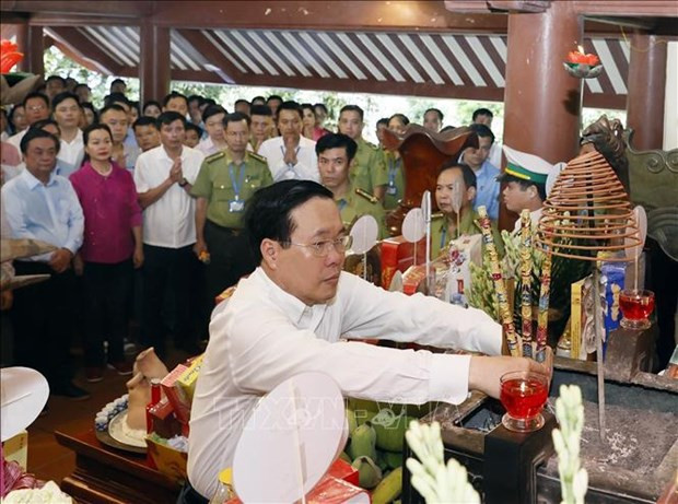 State President offers incense in tribute to President Ho Chi Minh hinh anh 1
