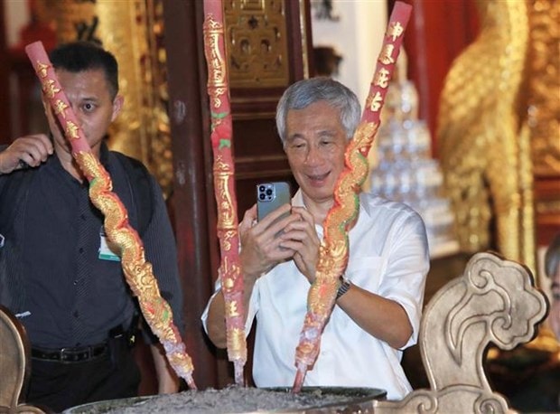 Singaporean PM strolling Hanoi streets, trying local food hinh anh 3