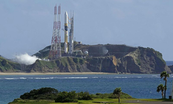 Tên lửa H-IIA trên bệ phóng của Trung tâm Vũ trụ Tanegashima, đảo Tanegashima, ngày 28/8. Ảnh: Kyodo/Reuters