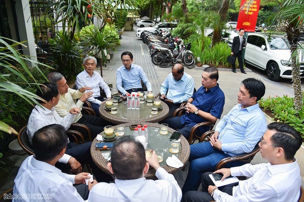 Vietnamese, Singaporean FMs enjoy pho, coffee in Hanoi hinh anh 2