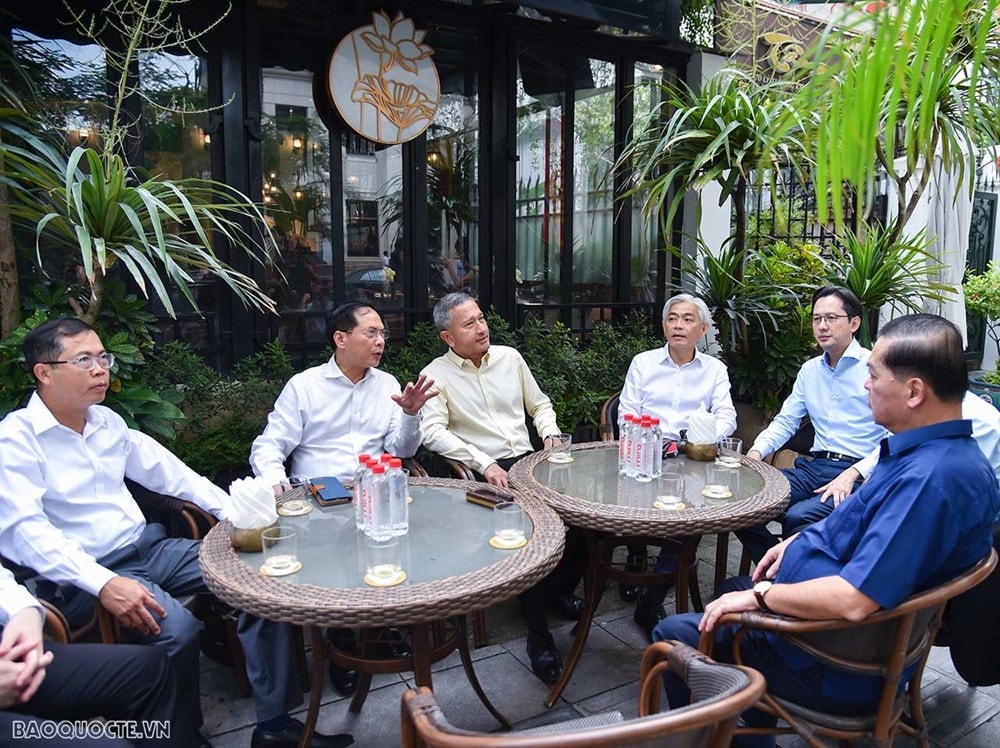 Vietnamese, Singaporean FMs enjoy pho, coffee in Hanoi hinh anh 3