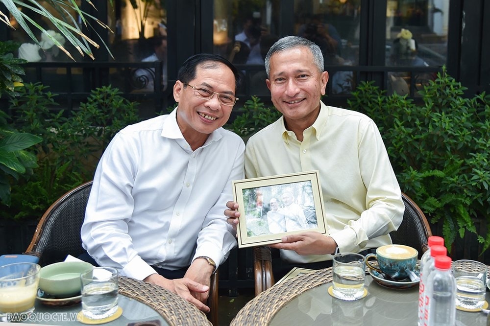 Vietnamese, Singaporean FMs enjoy pho, coffee in Hanoi hinh anh 4