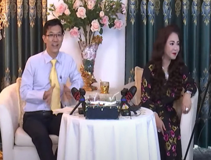Bà Nguyễn Phương Hằng và ông Đăng Anh Quân trong buổi livestream. Ảnh: Cắt từ clip