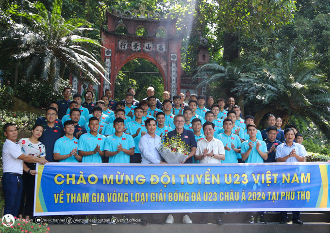 \Lãnh đạo Sở VH-TT-DL tỉnh Phú Thọ tặng hoa chào mừng thầy trò HLV Philippe Troussier đến Phú Thọ