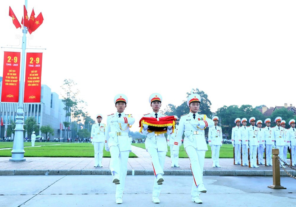 Flag-hoisting ceremony in celebration of 78th National Day of Vietnam hinh anh 3