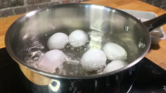 Nồi bị đen sau khi luộc trứng là hiện tượng do chất Sắt II sulfide được tạo ra, có màu đen, không tan trong nước. Ảnh: Cooking