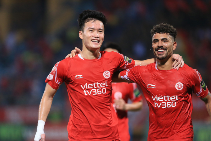 Hoàng Đức (trái) ăn mừng trong trận đấu giữa Viettel FC và Hà Tĩnh tại V-League 2023. Ảnh: VPF