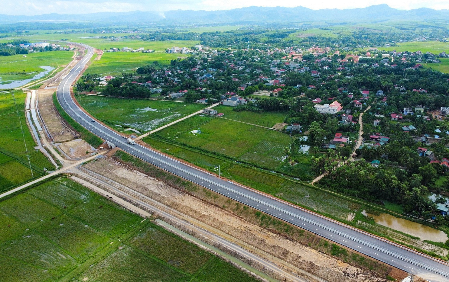 Cao tốc quốc lộ 45 - Nghi Sơn dài 43 km đi qua huyện Nông Cống, thị xã Nghi Sơn (Thanh Hóa). (Ảnh: Vietnamnet)