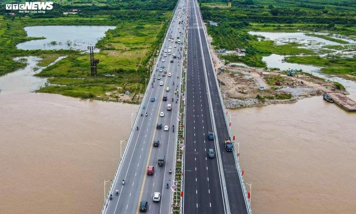 Sáng 30/8, Hà Nội tổ chức thông xe cầu Vĩnh Tuy giai đoạn 2 sau gần 3 năm thi công với tổng mức đầu tư hơn 2.500 tỷ đồng. (Ảnh: Viên Minh)